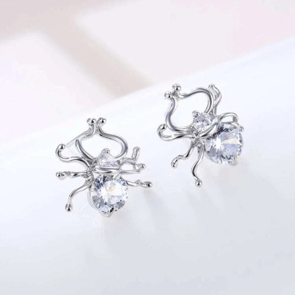 🪲 Adorable Metallic Rhinestone Beetle Bug Studs 🪲 - Picture 1 of 3